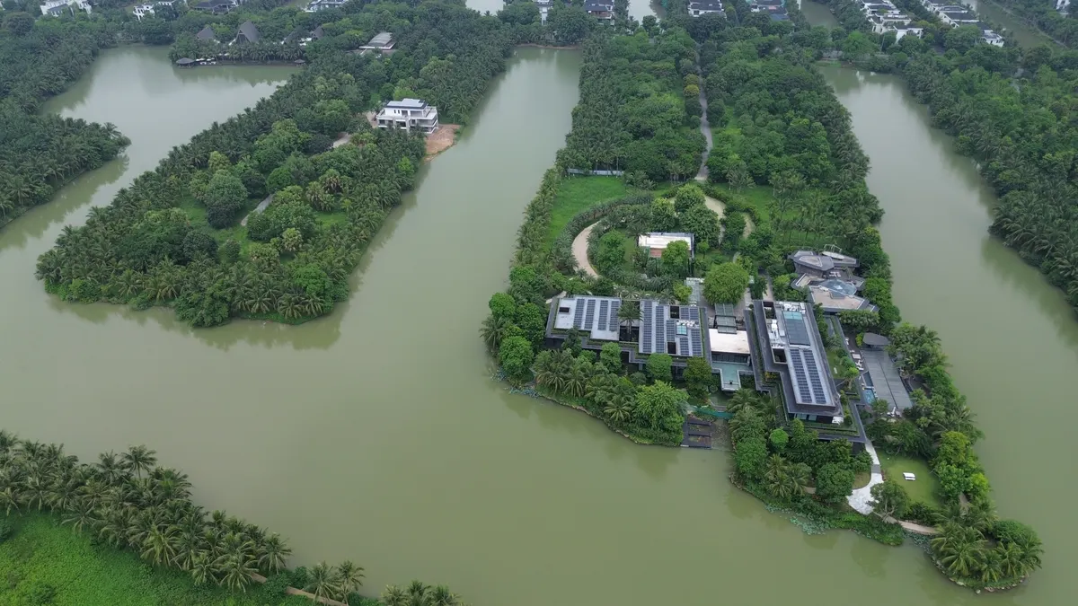 Một đảo biệt thự có vườn tròn ở giữa, bao quanh bởi mặt nước