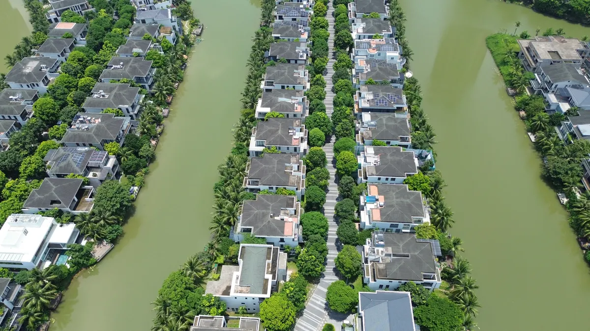 Một đảo biệt thự dài với hai hàng nhà, hai bên là kênh nước