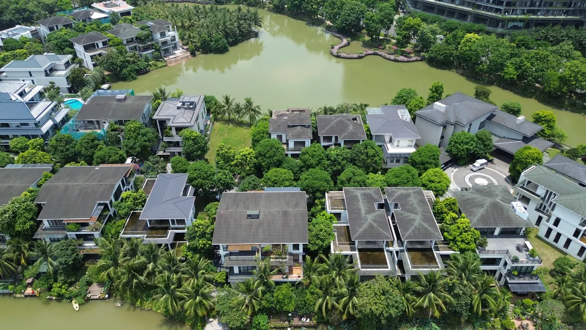 Cụm biệt thự đảo Ecopark nhìn từ trên cao, có hồ bơi và cây xanh đã lớn