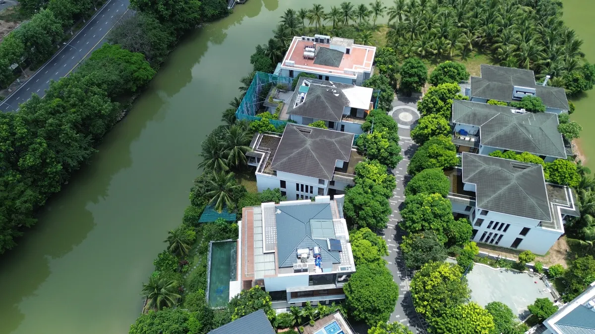 Dãy biệt thự đã có người ở, hồ bơi riêng và cây xanh lâu năm ven kênh