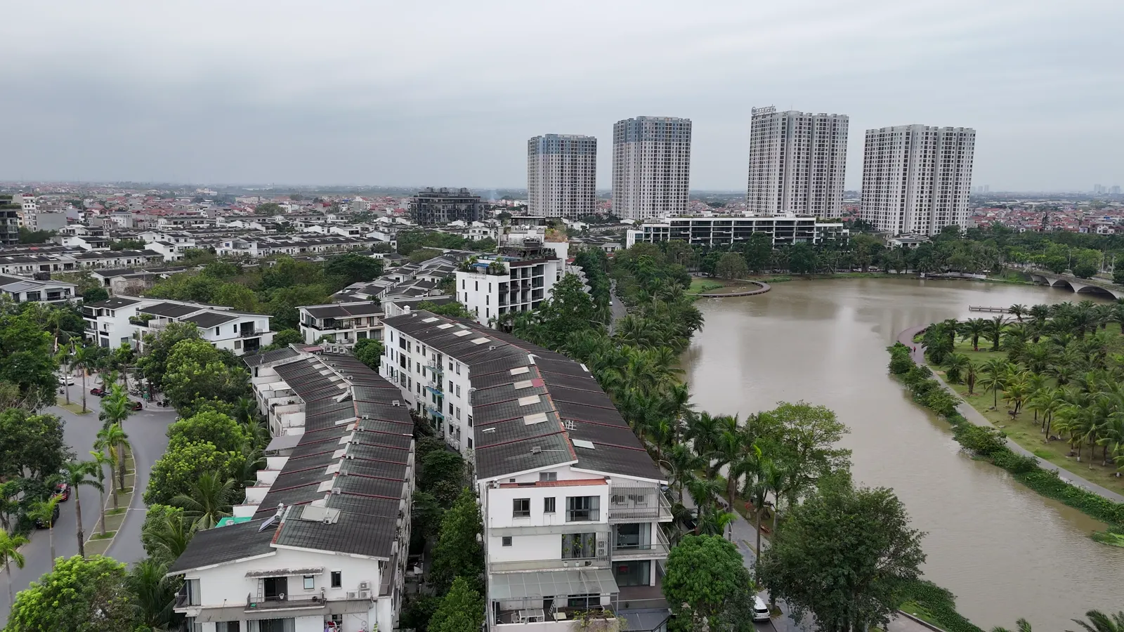 Dãy biệt thự ven sông ở Aqua Bay, các toà tháp phía sau