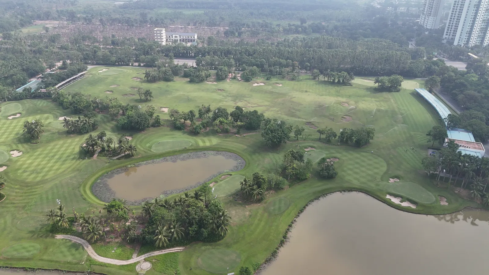Sân golf trong Ecopark với hồ nước và hàng cây