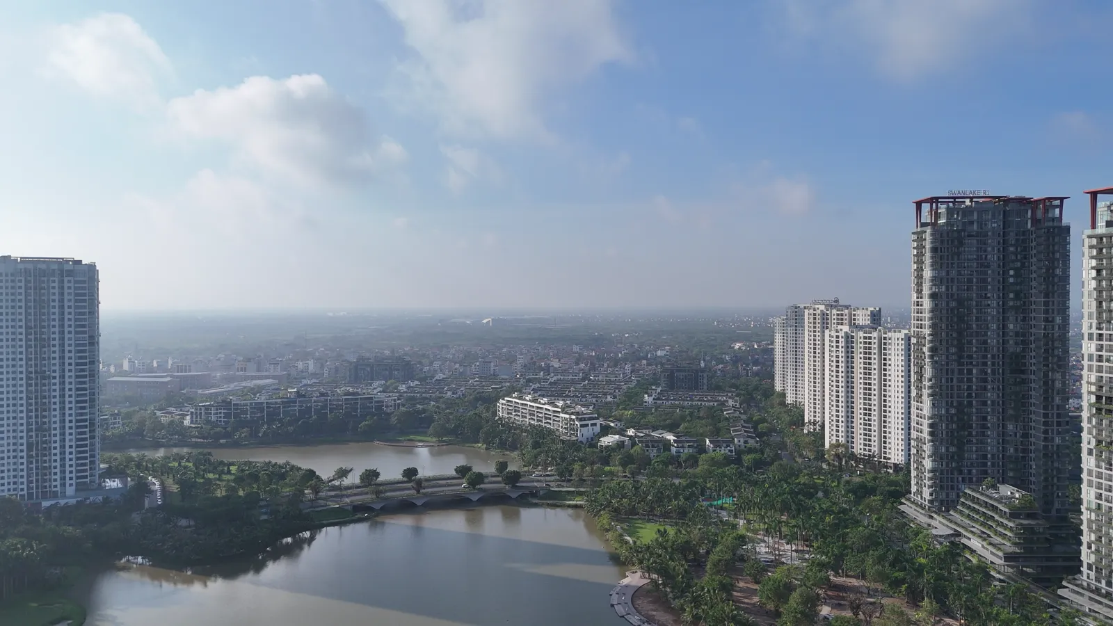 Khu đô thị Ecopark Văn Giang nhìn từ trên cao: mặt hồ, cây xanh, dãy nhà thấp tầng và các toà tháp