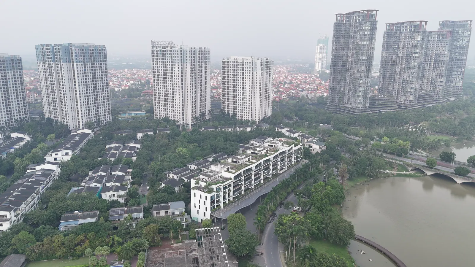 Dãy nhà phố thương mại và các toà căn hộ khu Marina Arc