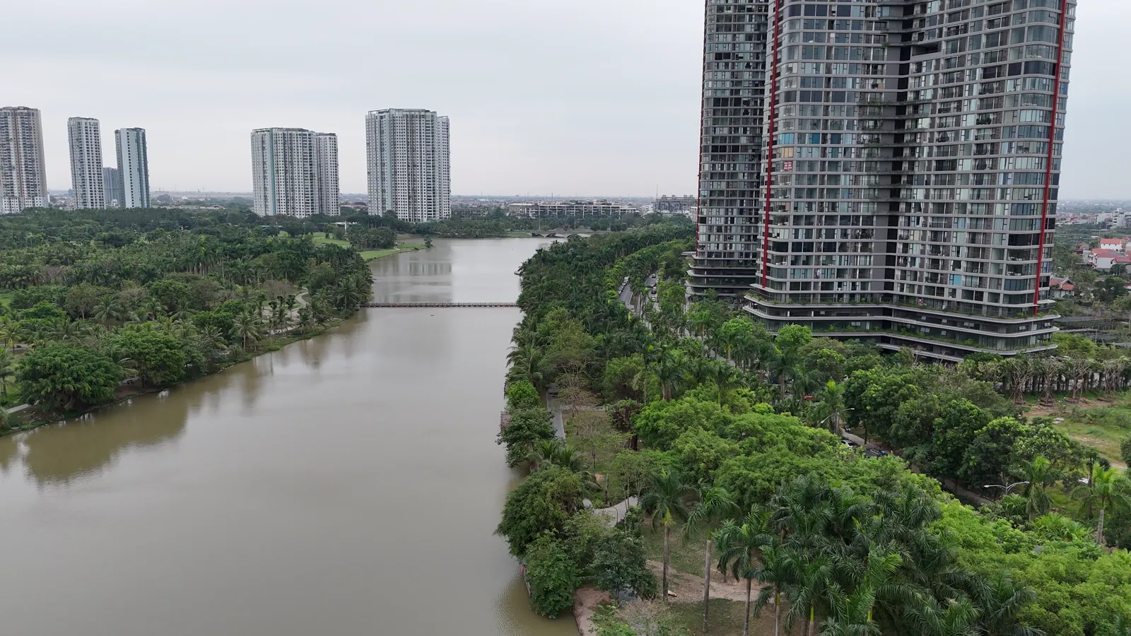 Toà tháp bên sông, hàng cây xanh dày dọc hai bờ