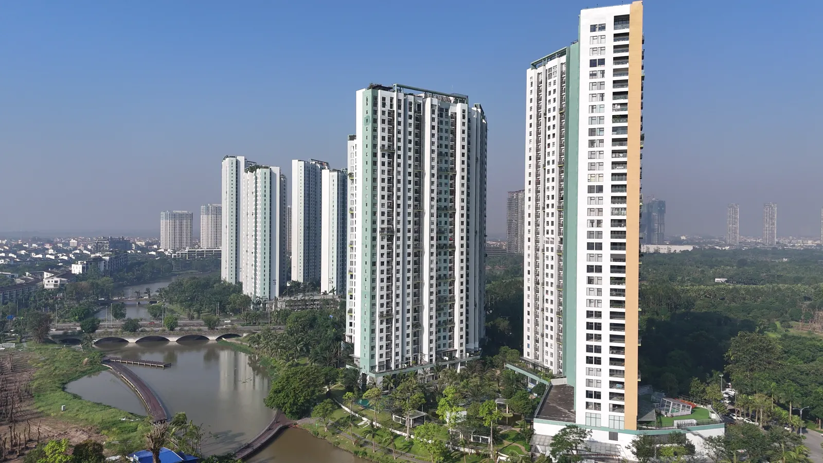 Các toà căn hộ Ecopark bên hồ nước và cây xanh trong nắng sáng