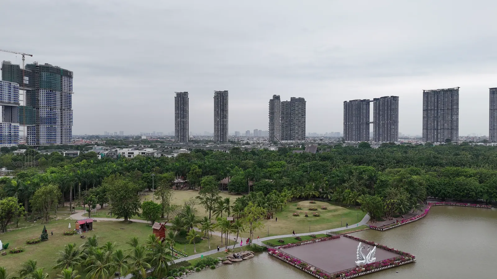 Công viên và đường dạo ven hồ Ecopark, các toà tháp phía xa