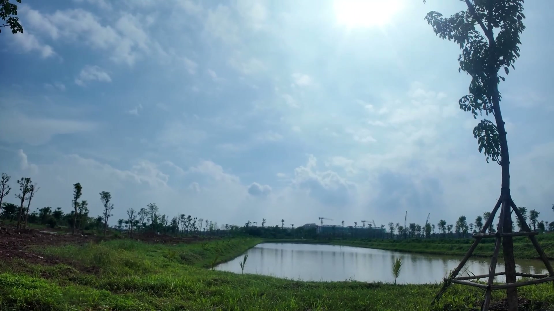 Nhánh sông rộng chạy cạnh phân khu 99 Onsen Villas của Alluvia City, xa xa là cẩu tháp công trường