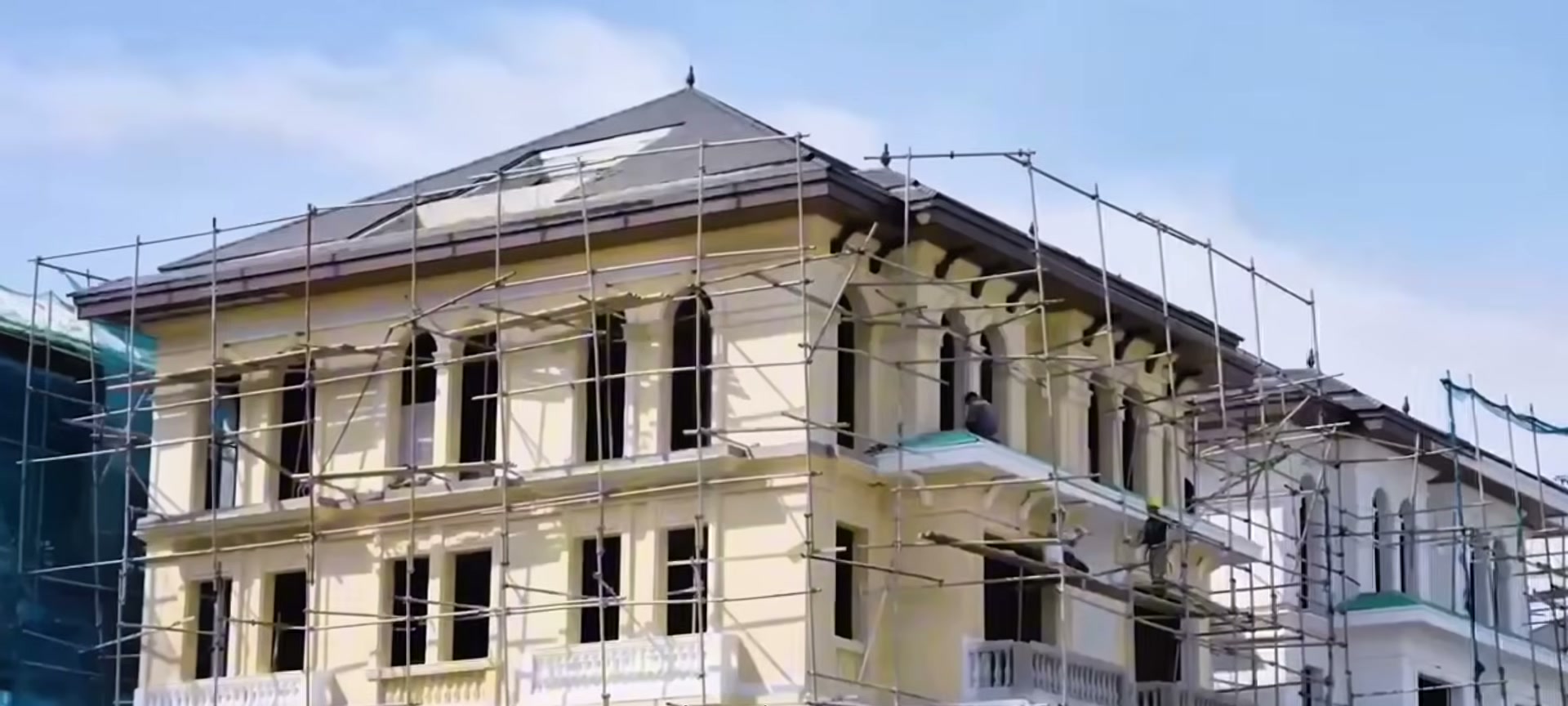 Công trường Alluvia City, một căn biệt thự tân cổ điển bốn tầng đã lên xong phần thô và đang được quây giàn giáo hoàn thiện mặt đứng