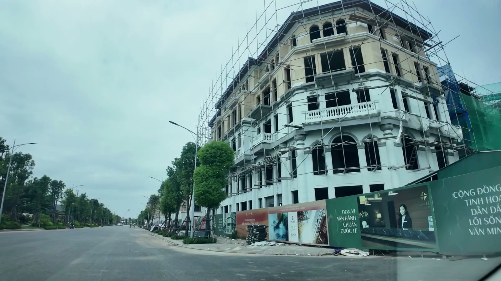 Căn liền kề thương mại Alluvia City đã sơn hoàn thiện mặt ngoài theo phong cách tân cổ điển, thuộc nhóm bàn giao đầu tiên
