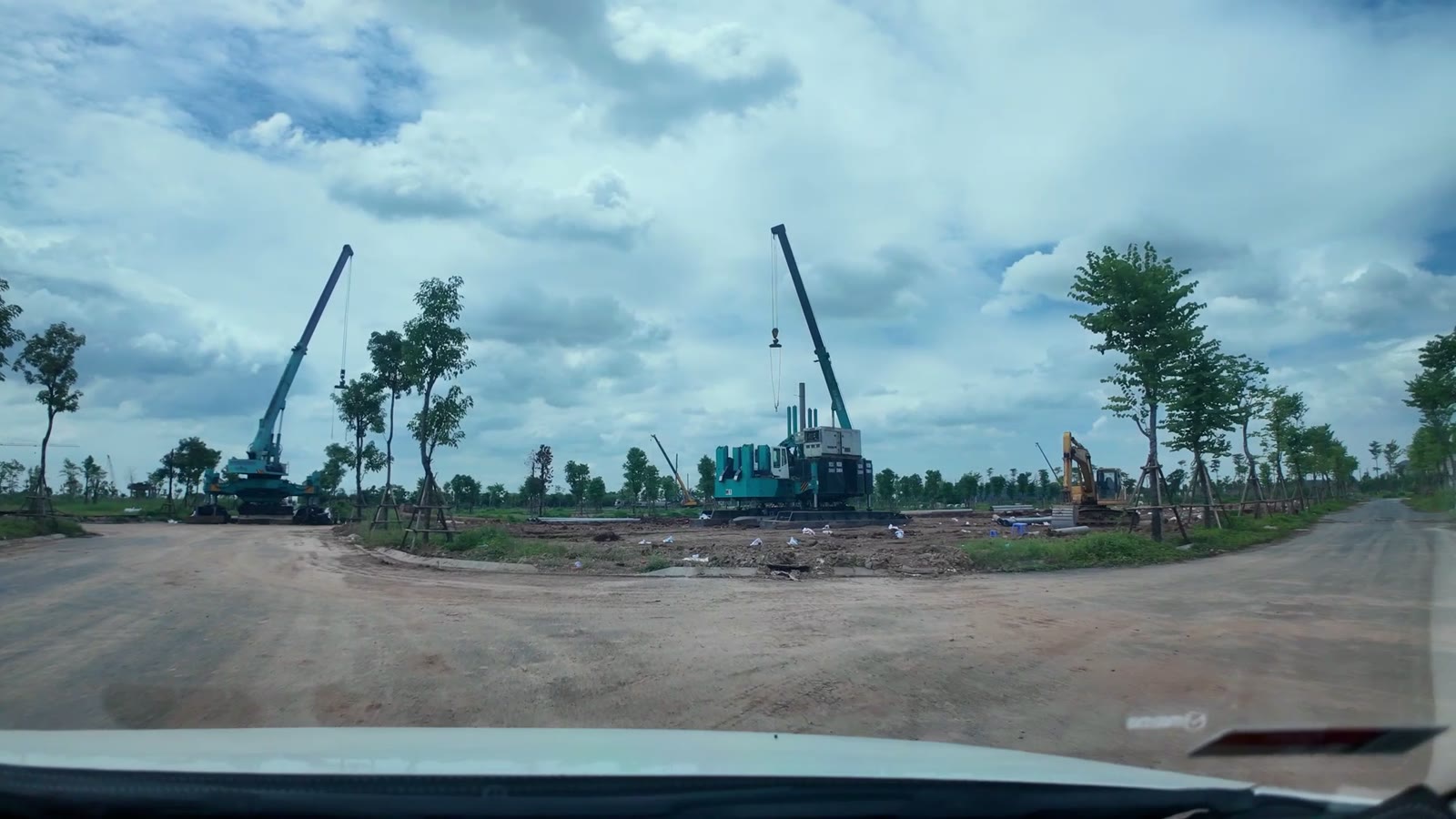 Máy ép cọc và cẩu bánh xích đang thi công móng tại phân khu mới của Alluvia City, tháng 9/2026