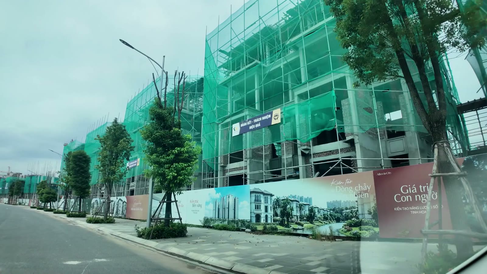 Dãy song lập thương mại mặt đường 24m Alluvia City đã lên tầng 4, quây lưới xanh và giàn giáo, tháng 9/2026