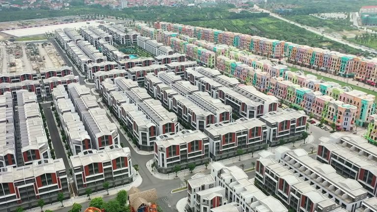 Toàn cảnh khu thấp tầng và dãy shophouse nhiều màu của một khu đô thị Văn Giang nhìn từ trên cao