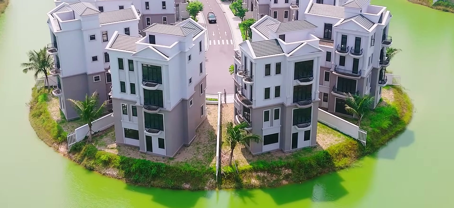 Nhìn từ trên cao hai căn biệt thự đơn lập bốn tầng trong phân khu Đảo Ngọc Ocean Park 3, phía sau nhà là mặt hồ bao quanh