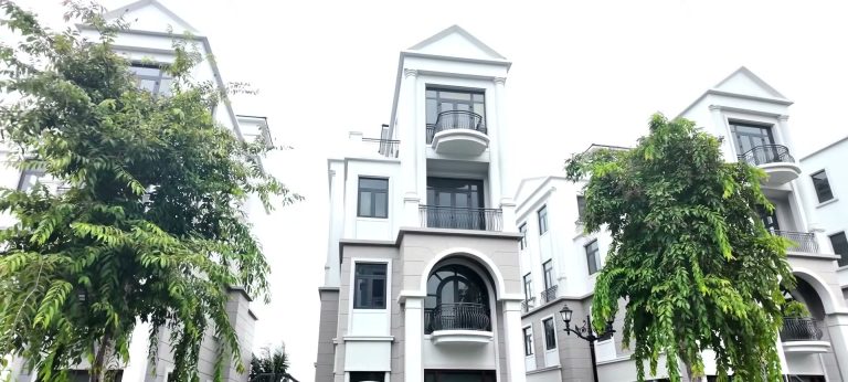 Căn biệt thự đơn lập bốn tầng trong phân khu Đảo Ngọc Ocean Park 3 nhìn từ đường nội khu