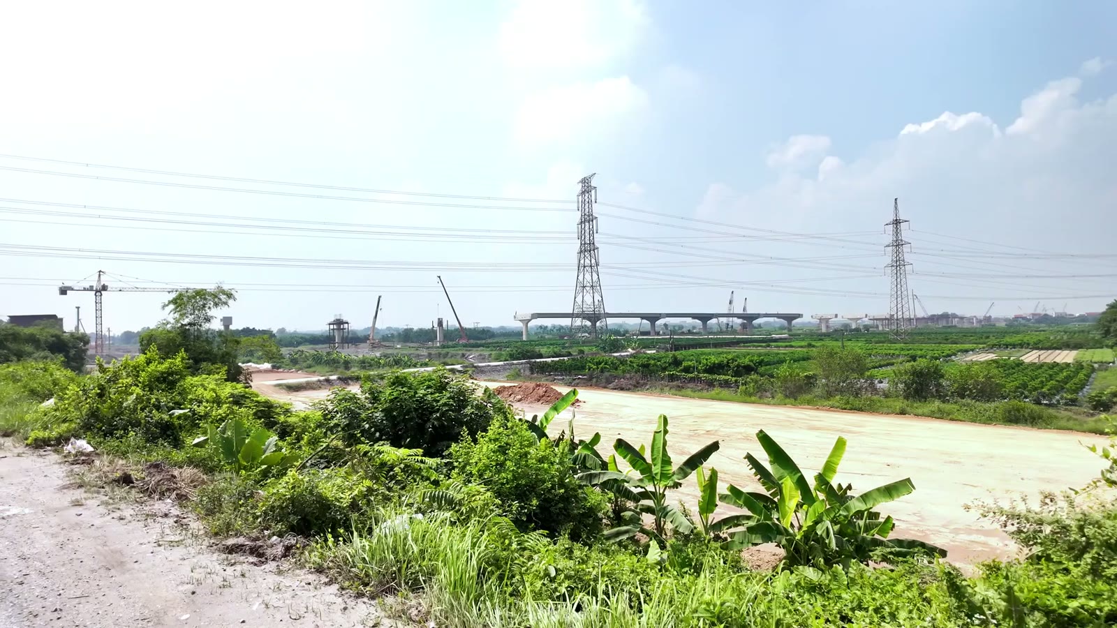 Trụ cầu Mễ Sở của vành đai 4 đang thi công, nhìn từ trên cao ra phía sông Hồng