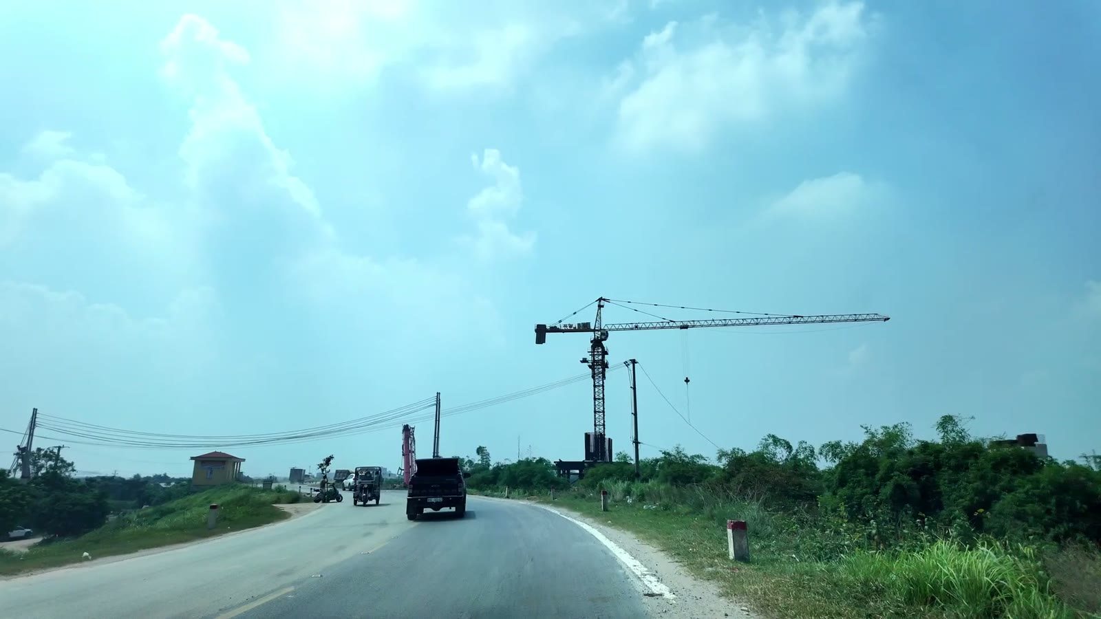 Cầu cạn bê tông của vành đai 3.5 đã đổ dầm, cắt qua ruộng ở Văn Giang