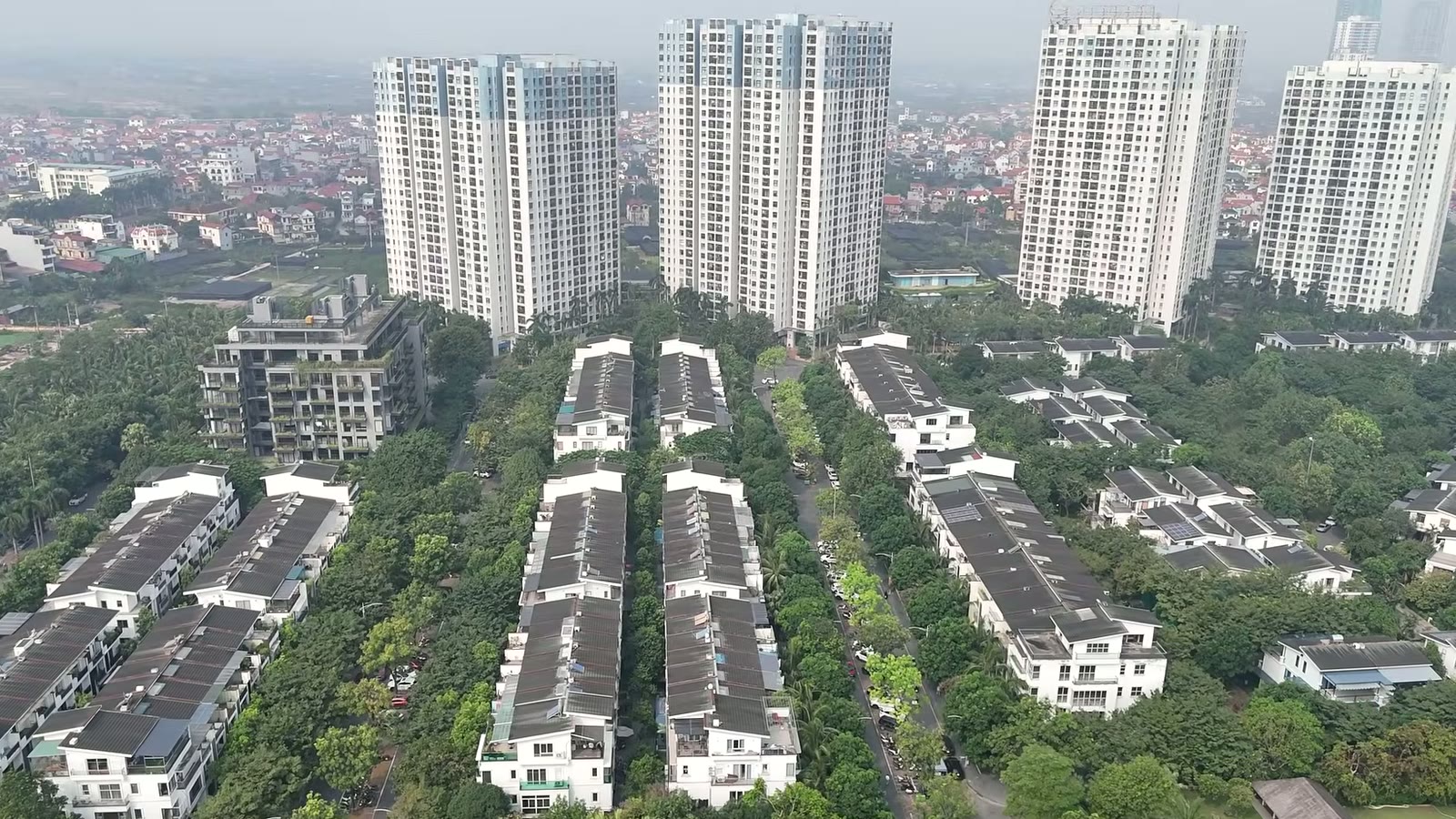 Các dãy nhà thấp tầng và biệt thự của khu đô thị Ecopark nhìn từ trên cao, phía sau là những tòa căn hộ cao tầng