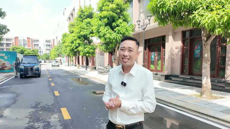 Đường nội khu trước dãy liền kề Ánh Dương Ocean Park 3, Lê Ngọc Lương đứng giữa lòng đường trong buổi đi xem căn 56m²