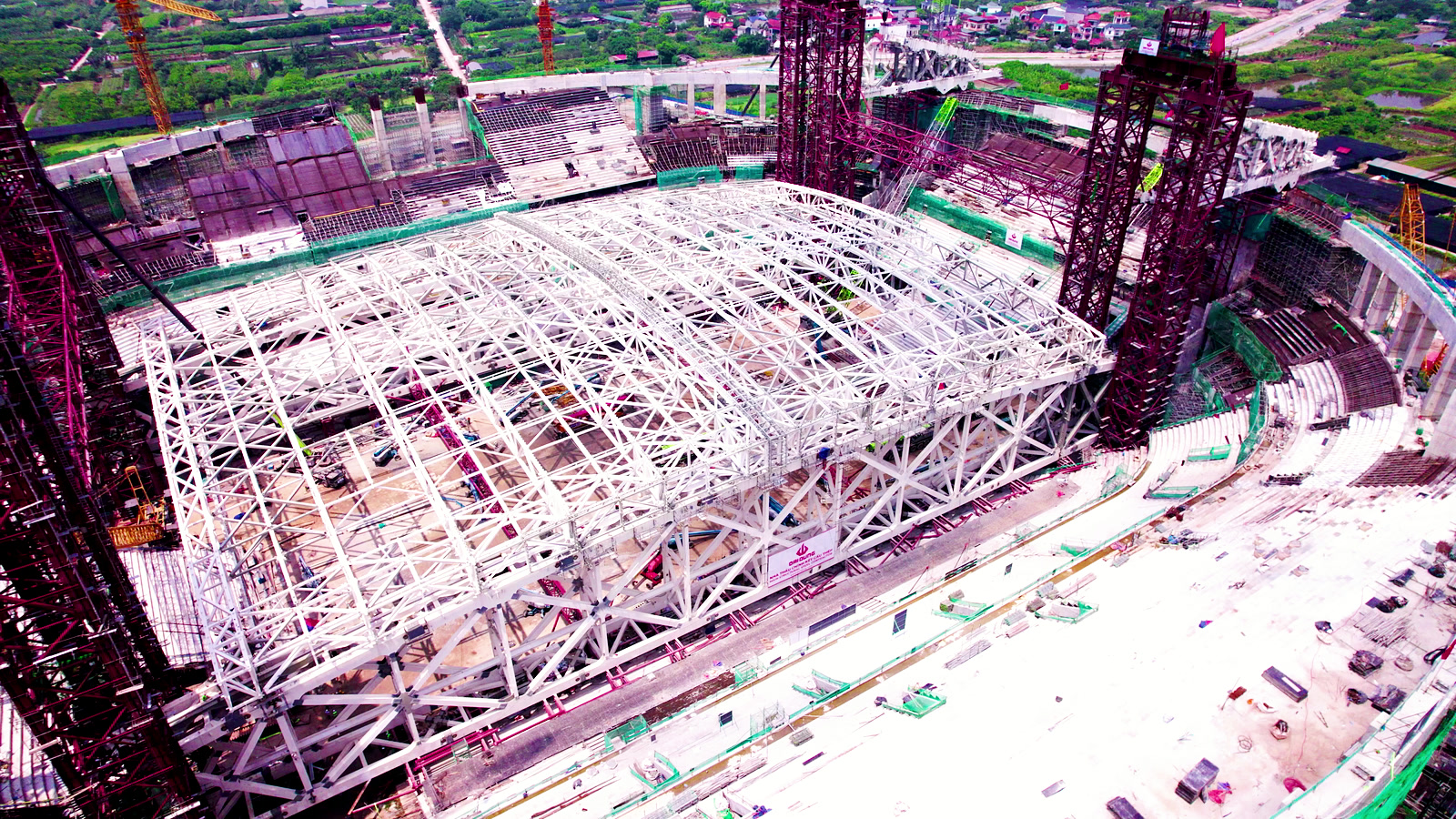Giàn thép mái che đóng mở tự động của sân vận động PVF đang lắp dựng ở giữa sân