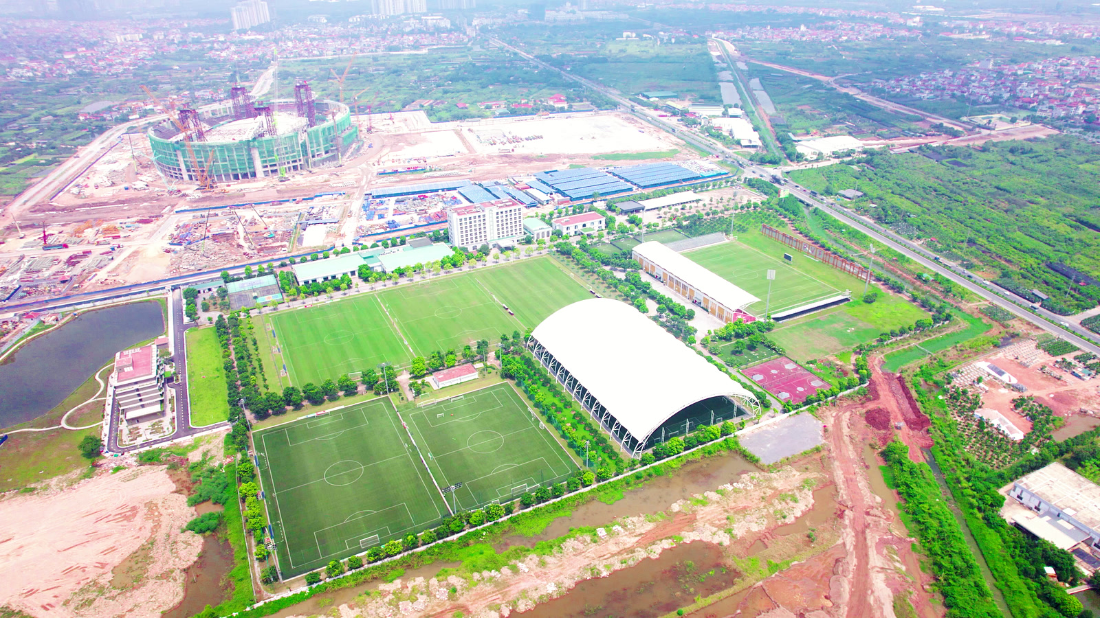 Các sân cỏ và nhà thi đấu mái vòm trắng của trung tâm đào tạo bóng đá trẻ PVF ở Văn Giang