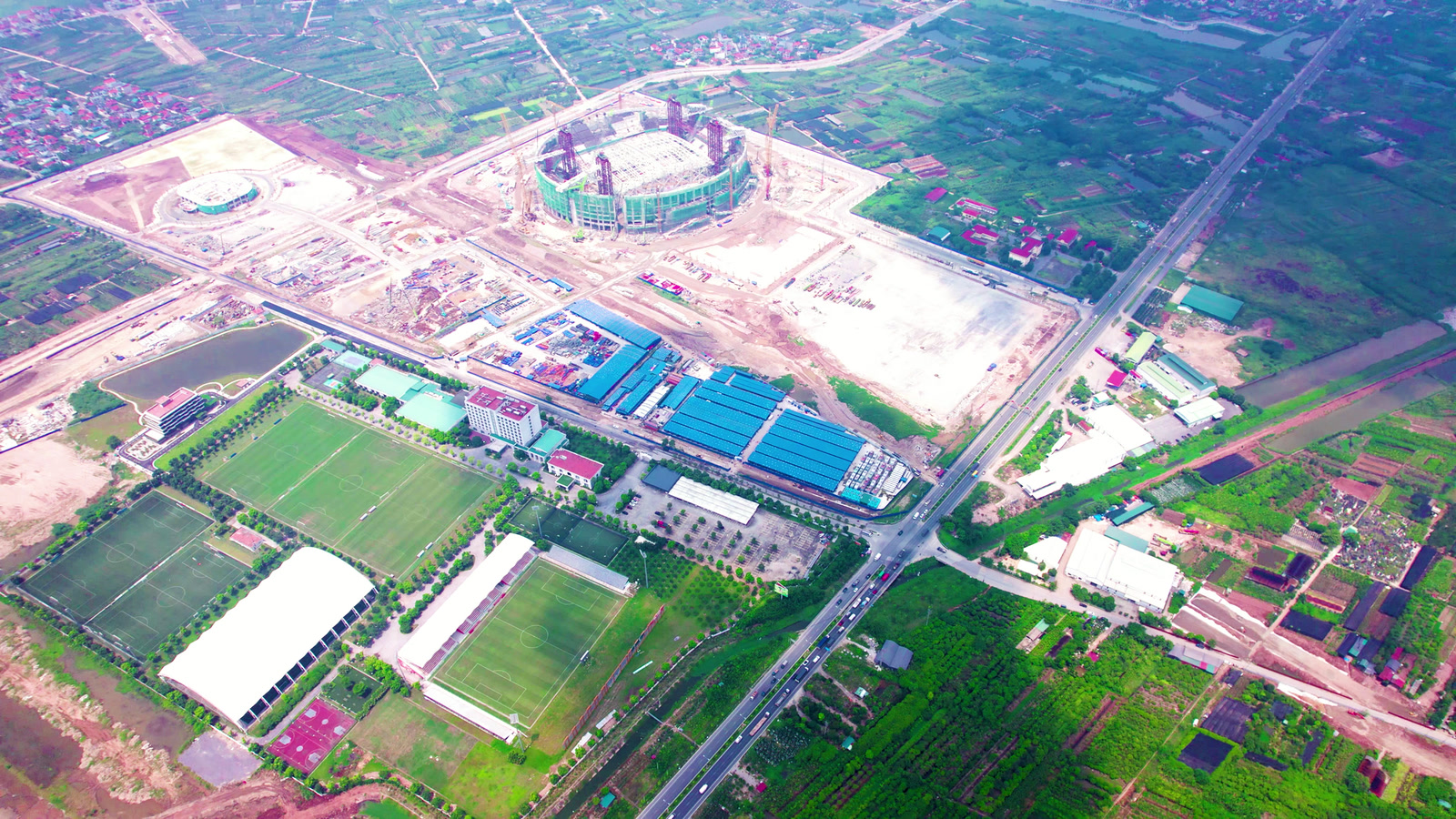 Toàn cảnh sân vận động PVF đang xây ở Văn Giang, phía trước là các sân cỏ của trung tâm đào tạo bóng đá trẻ