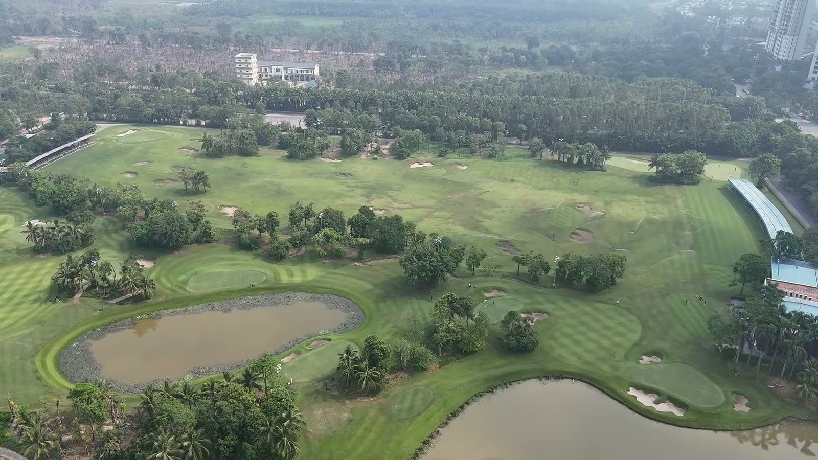 Sân golf trong khu đô thị Ecopark nhìn từ trên cao, các dải cỏ xanh ôm quanh hai hồ nước