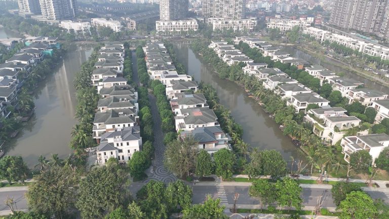 Các nhánh đảo Ecopark nhìn từ trên cao, mỗi nhánh là một dãy biệt thự nằm giữa hai lạch nước