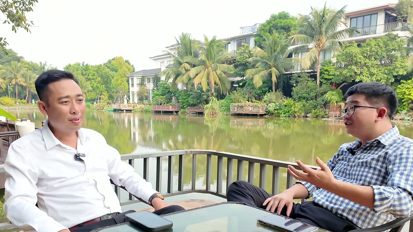 Lê Ngọc Lương và anh Quang Thọ ngồi trò chuyện bên mặt nước phía sau một căn biệt thự đảo Ecopark