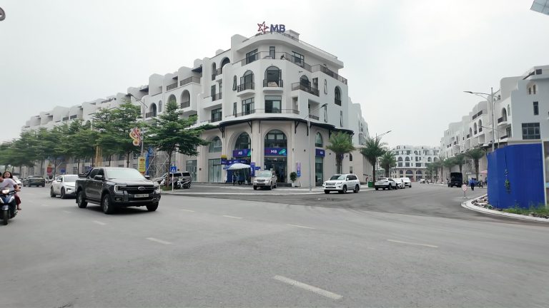 Căn góc năm tầng có biển ngân hàng MB tại ngã tư đường 379B vào dự án Vaquarius Văn Giang