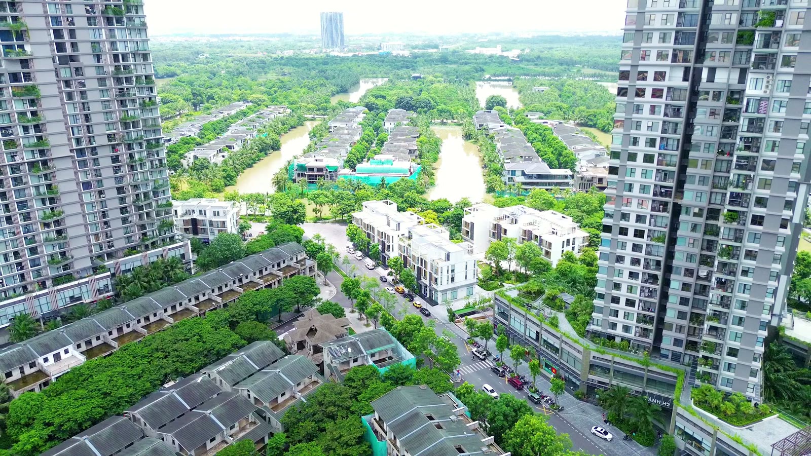 Toàn cảnh khu thấp tầng Vạn Tuế nhìn từ trên cao, các dãy nhà mái xám xen cây xanh