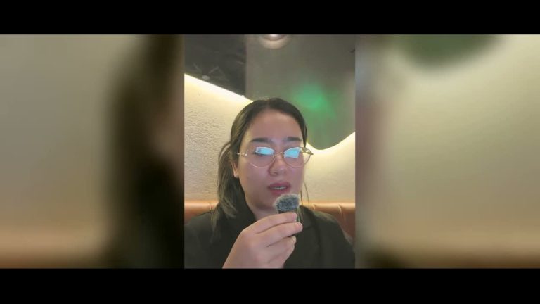 Phương, sale mới vào nghề bất động sản, cầm micro chia sẻ cảm nhận sau buổi đầu tiên học dùng AI