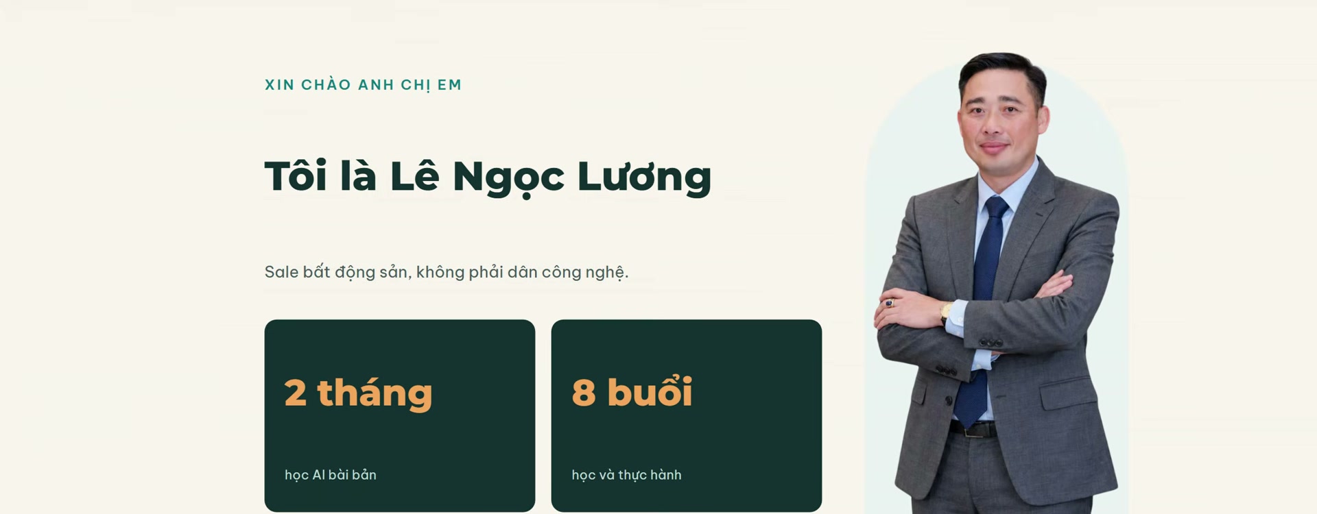 Slide giới thiệu Lê Ngọc Lương là sale bất động sản không phải dân công nghệ, bên cạnh hai ô ghi 2 tháng học AI bài bản và 8 buổi học và thực hành