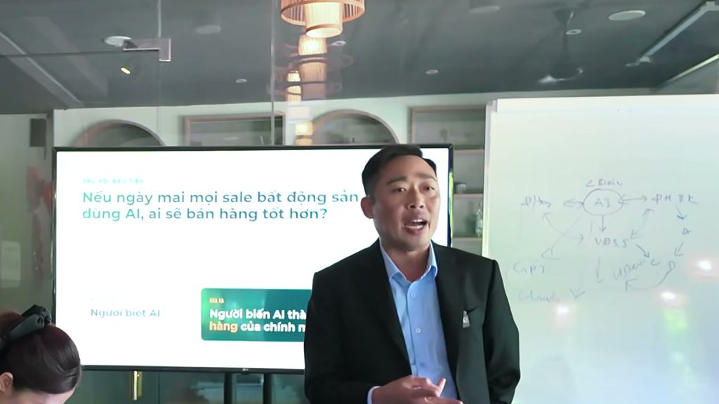 Lê Ngọc Lương đứng chia sẻ về xây kênh bất động sản bằng AI trước màn hình chiếu câu hỏi nếu ngày mai mọi sale bất động sản đều dùng AI