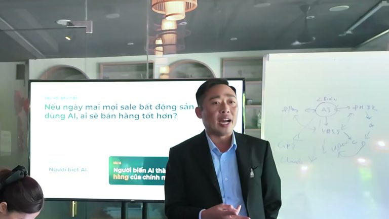 Lê Ngọc Lương đứng chia sẻ về xây kênh bất động sản bằng AI trước màn hình chiếu câu hỏi nếu ngày mai mọi sale bất động sản đều dùng AI